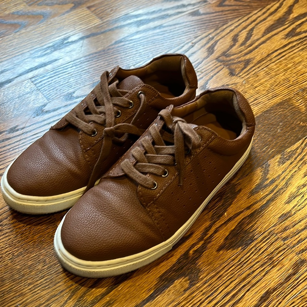 Boys brown sneakers